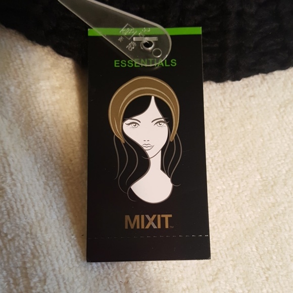 Beautiful Womans Knit Black Beret Tam w/pom pom - Picture 6 of 8